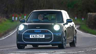 MINI Cooper S в повороте